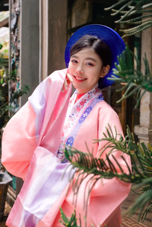 Con gái MC Quyền Linh lần đầu xuất hiện trong chiếc áo Nhật Bình khác lạ, netizen tấm tắc: Có nét đẹp xuyên thời gian!- Ảnh 7.