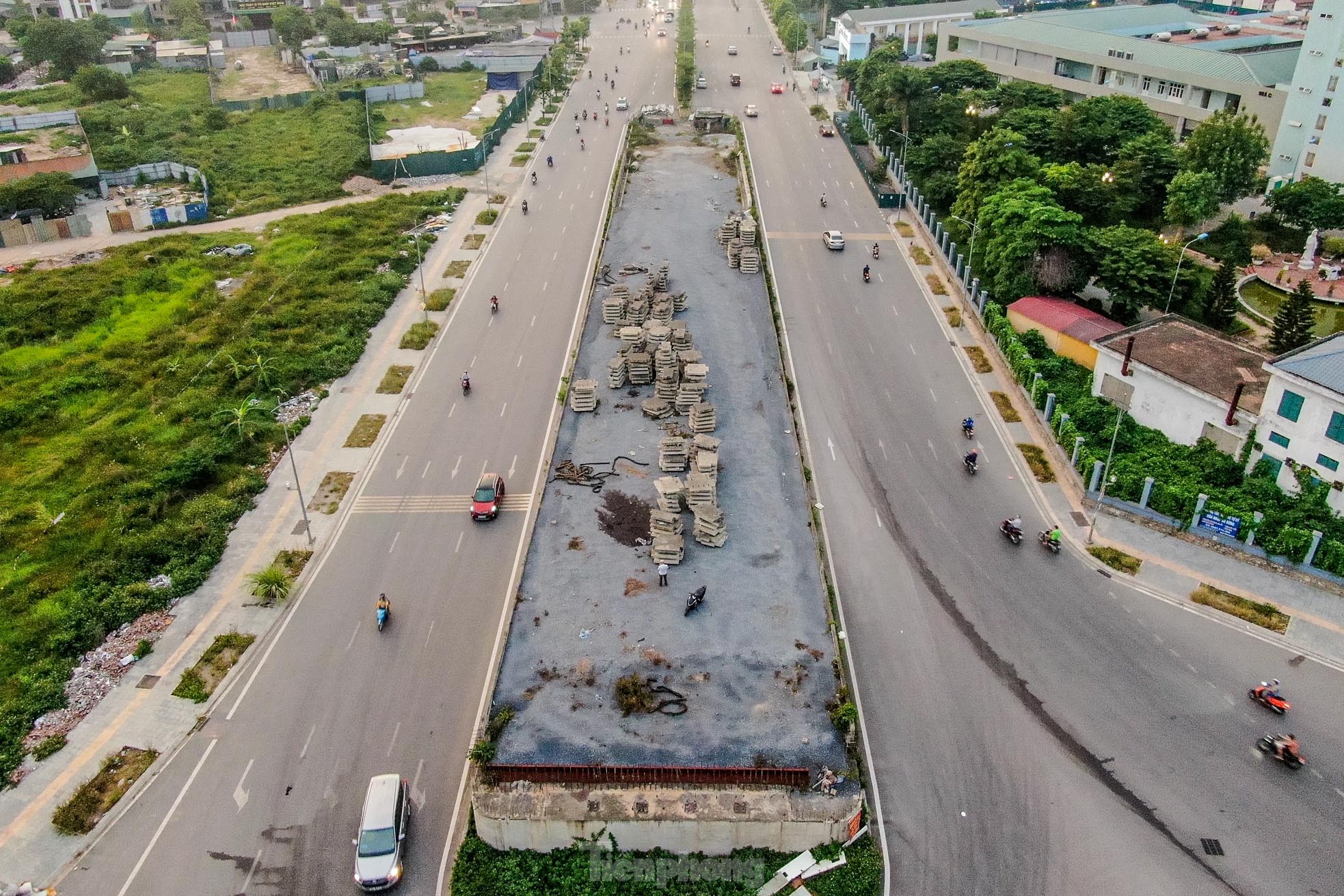 Cầu vượt bị 'bỏ quên' trên đại lộ nghìn tỷ ở Hà Nội - Ảnh 1.