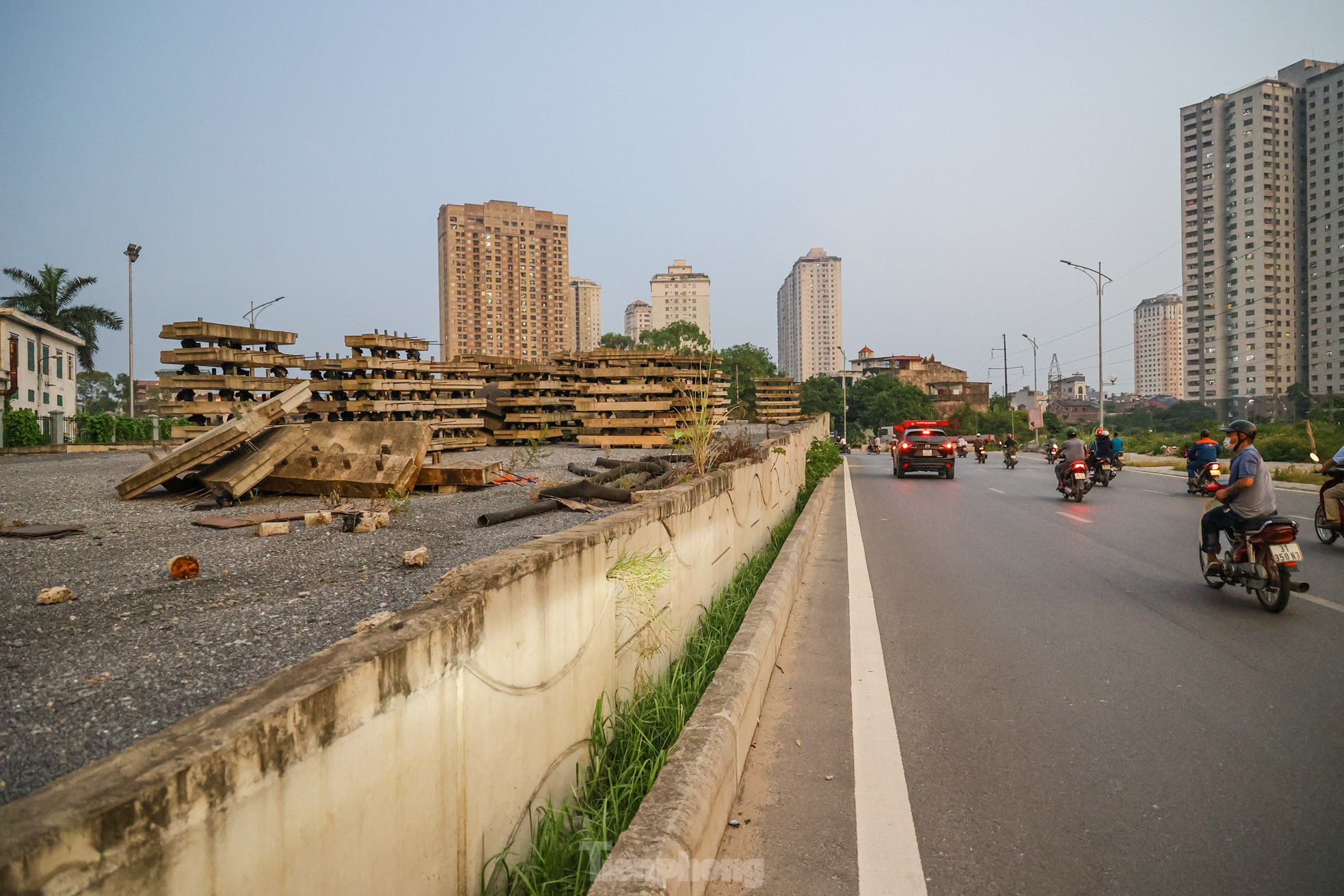 Cầu vượt bị 'bỏ quên' trên đại lộ nghìn tỷ ở Hà Nội - Ảnh 13.