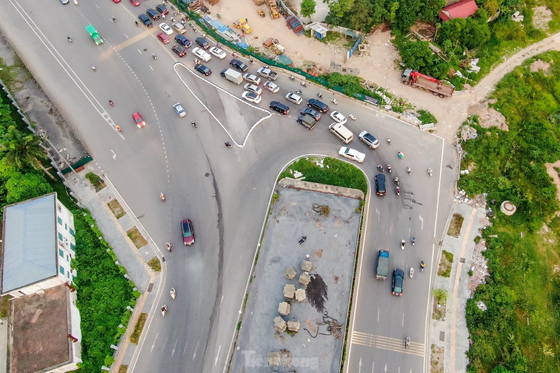 Cầu vượt bị 'bỏ quên' trên đại lộ nghìn tỷ ở Hà Nội - Ảnh 2.