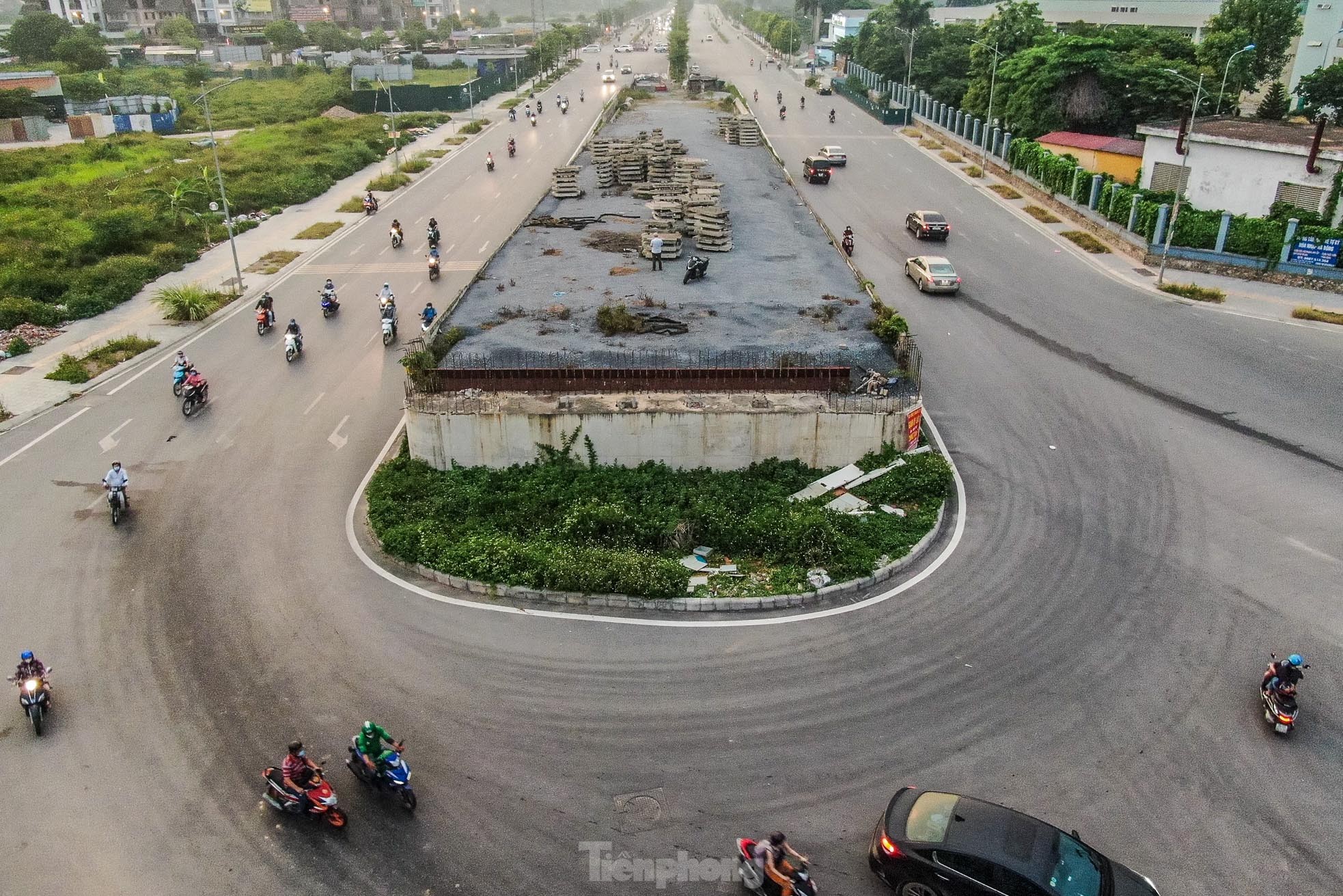 Cầu vượt bị 'bỏ quên' trên đại lộ nghìn tỷ ở Hà Nội - Ảnh 3.