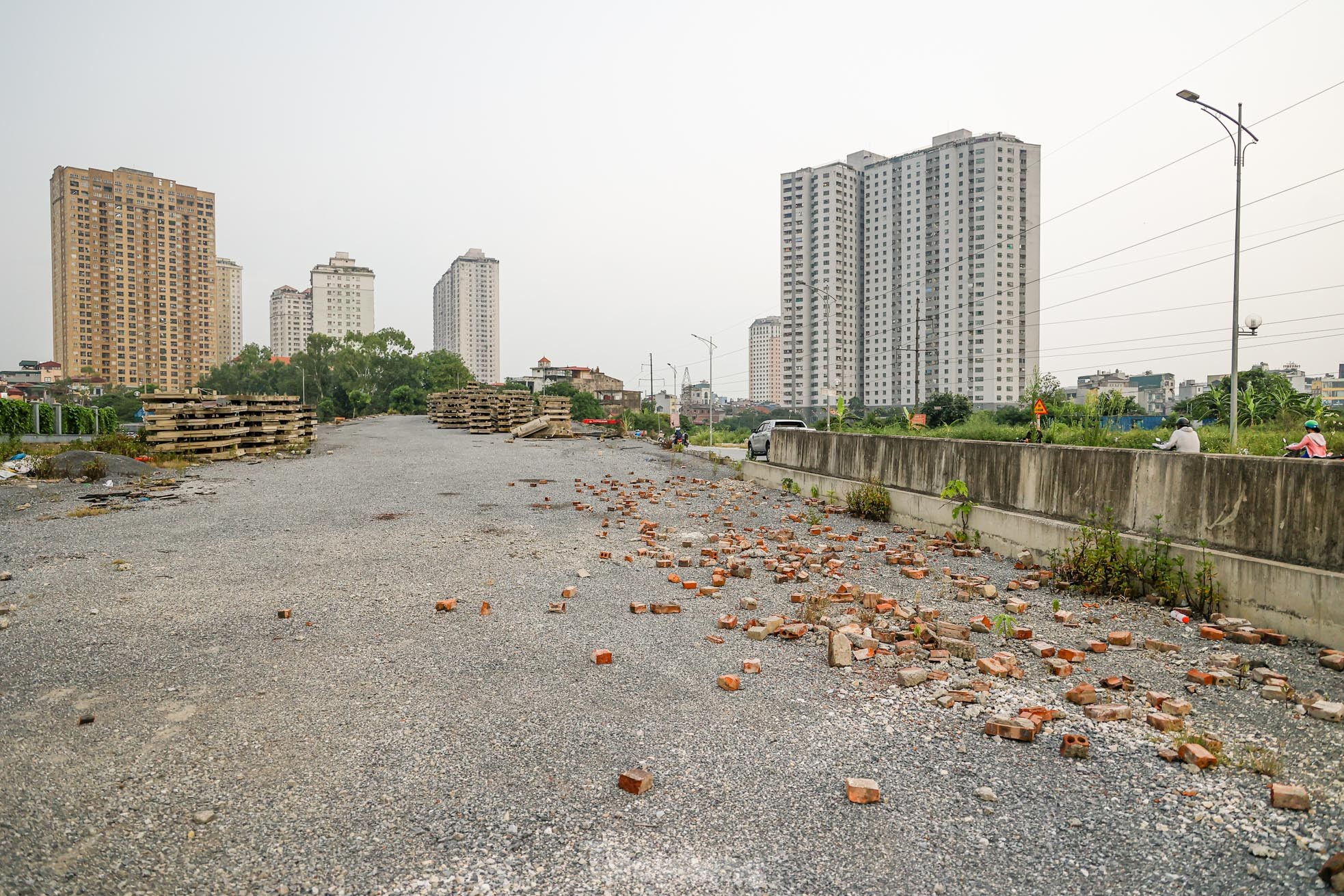 Cầu vượt bị 'bỏ quên' trên đại lộ nghìn tỷ ở Hà Nội - Ảnh 6.