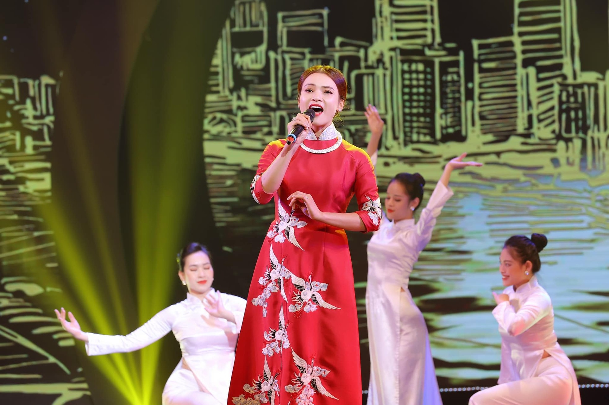 Ca sĩ Việt trẻ nhất được phong tặng NSND sống độc thân ở cơ ngơi 8.000 m2 - Ảnh 4.