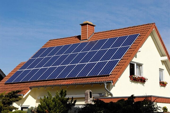 Đề xuất điện mặt trời mái nhà phát lên lưới điện sẽ có giá 0 đồng - Ảnh 1.