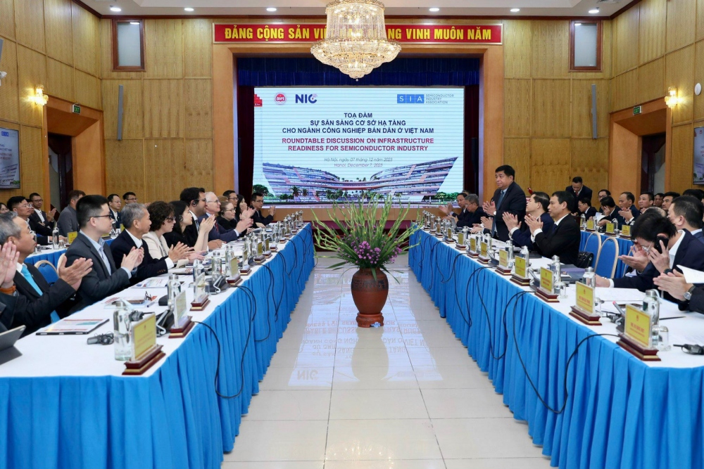 Sẵn sàng cơ sở hạ tầng cho ngành công nghiệp bán dẫn ở Việt Nam - Ảnh 1.