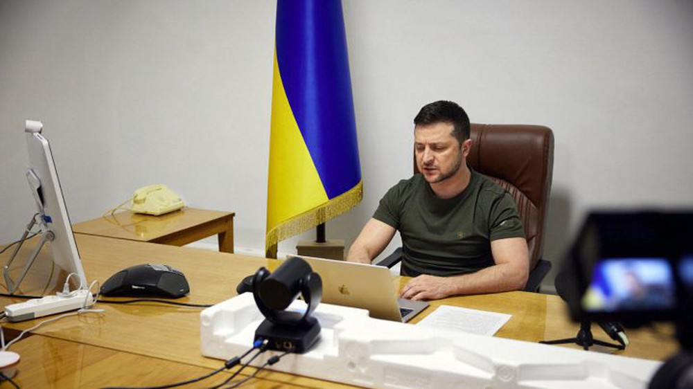 Gần 2 năm Nga tiến hành chiến dịch quân sự ở Ukraine, ông Zelensky đã có thêm bao nhiêu... điện thoại? - Ảnh 4.