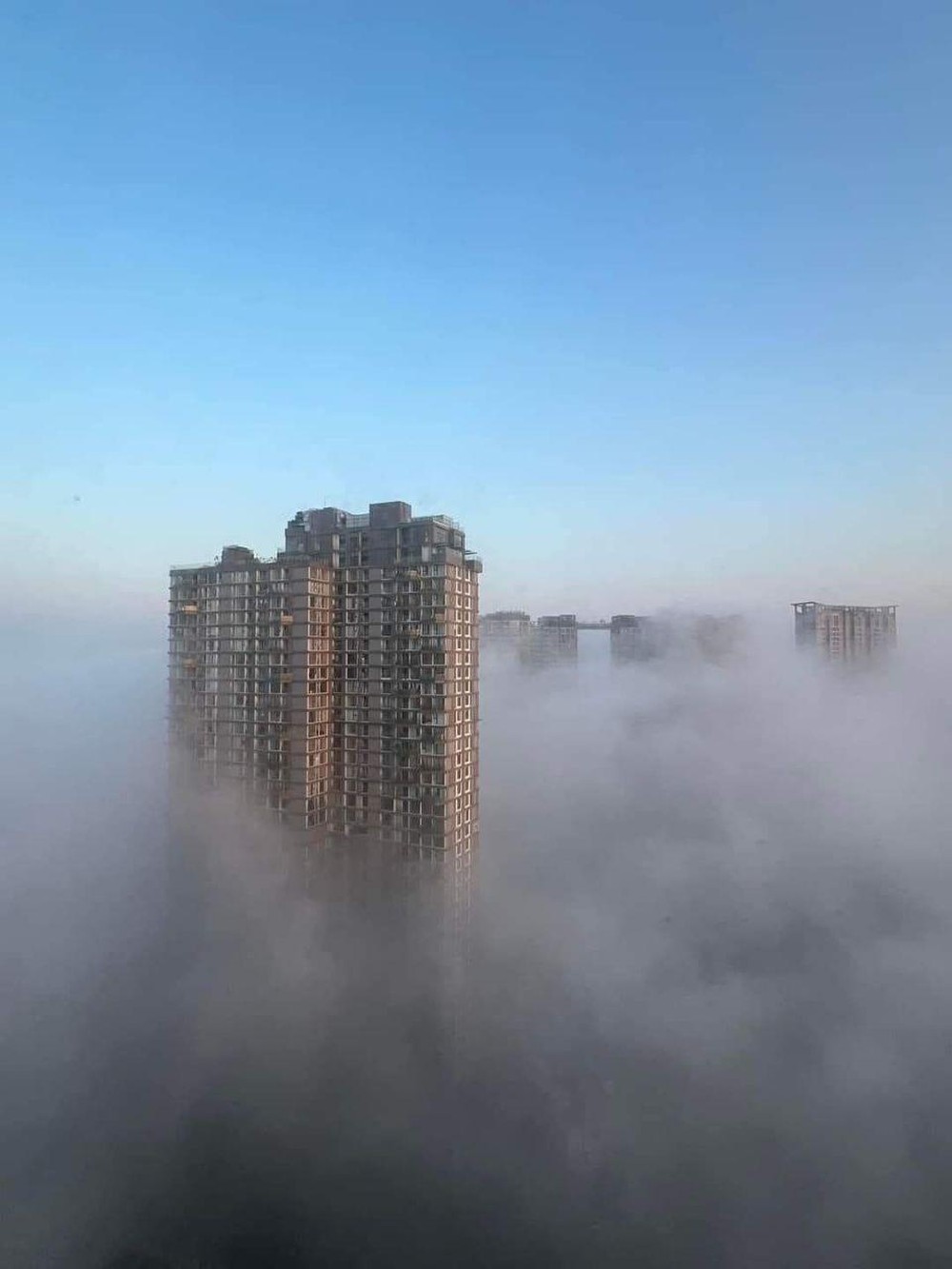 Hà Nội sáng nay sương mù dày đặc, mờ ảo như Sapa - Ảnh 1.