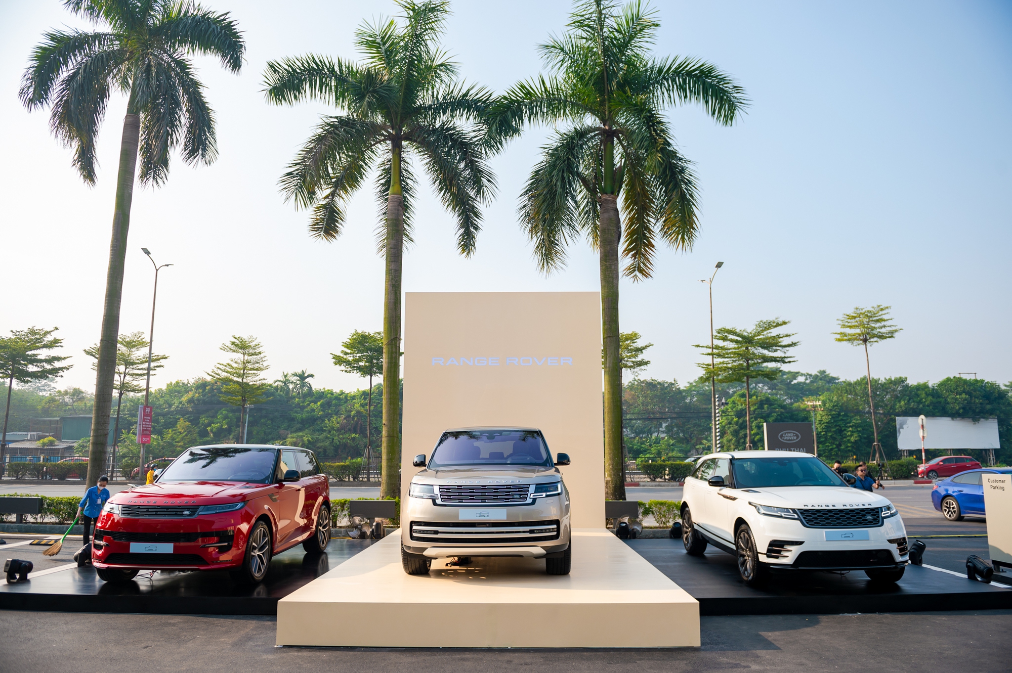 Sếp JLR châu Á - Thái Bình Dương: ‘Mở showroom kiểu mới đầu tiên thế giới ở Việt Nam là cơ hội lớn cho JLR’ - Ảnh 4.