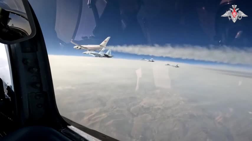 Cận cảnh tiêm kích Su-35S hộ tống máy bay của Tổng thống Putin đến Trung Đông - Ảnh 1.