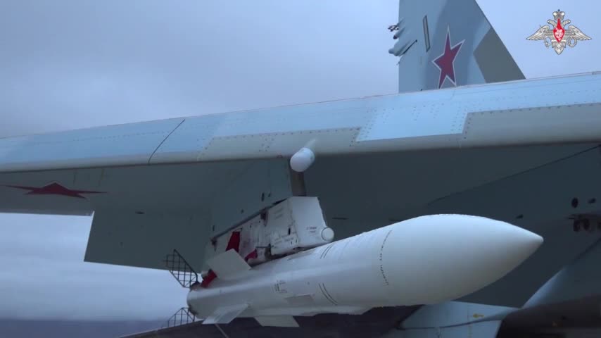 Cận cảnh tiêm kích Su-35S hộ tống máy bay của Tổng thống Putin đến Trung Đông - Ảnh 2.