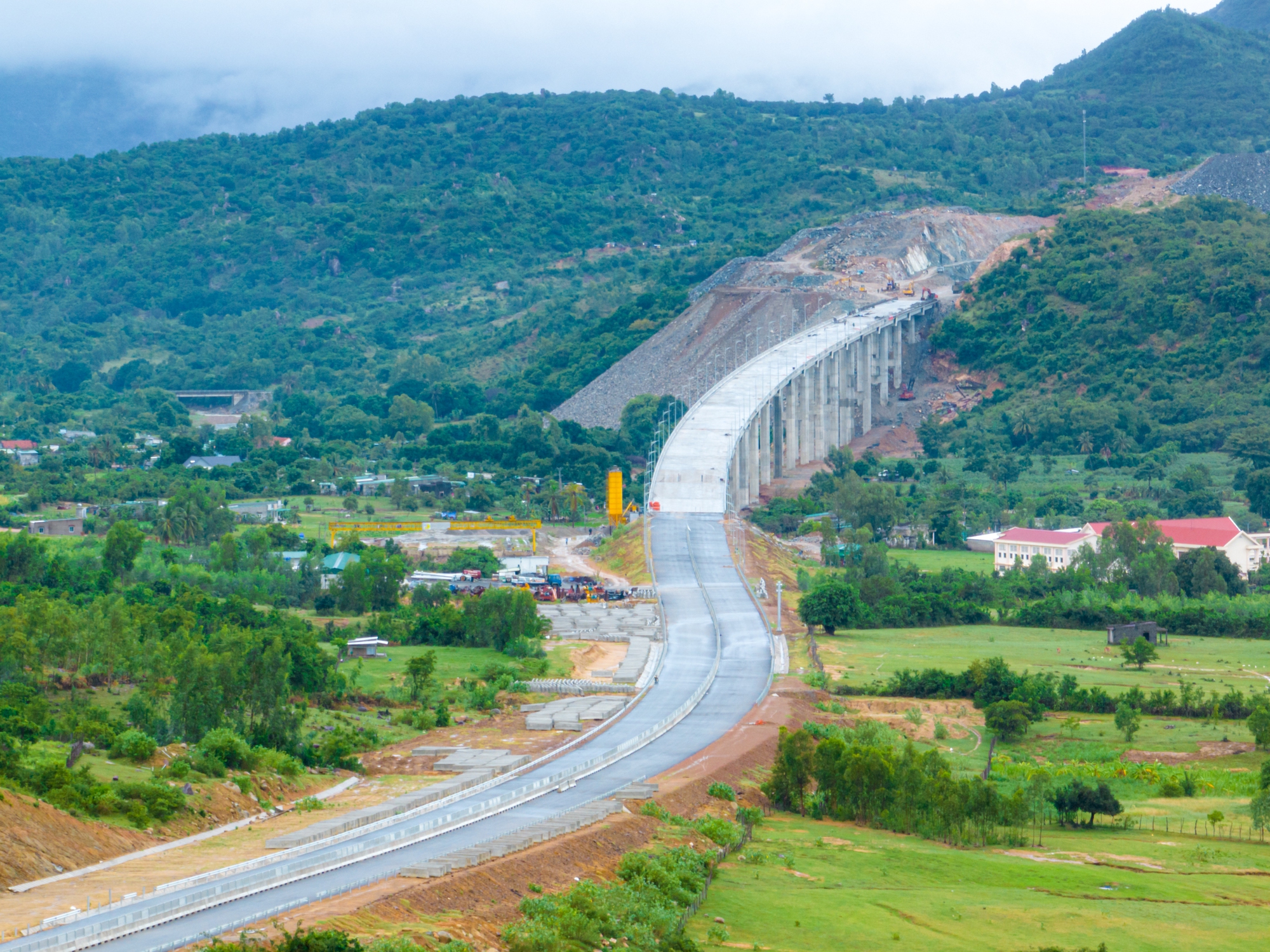 DN tạo nên cây cầu vượt cao nhất đoạn cao tốc Cam Lâm - Vĩnh Hảo, vắt qua cánh đồng pin năng lượng mặt trời - Ảnh 2.