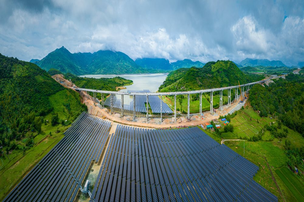 DN tạo nên cây cầu vượt cao nhất đoạn cao tốc Cam Lâm - Vĩnh Hảo, vắt qua cánh đồng pin năng lượng mặt trời - Ảnh 1.