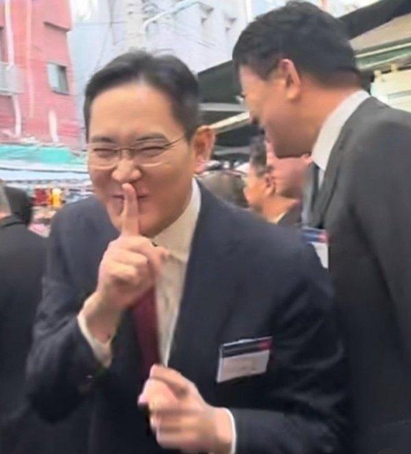 Chủ tịch Samsung &quot;gây bão&quot; với bức ảnh chưa từng có, khiến dân mạng Hàn Quốc cực tò mò một điều - Ảnh 1.
