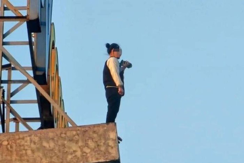 Chân dung 'người hùng' áo đỏ giải cứu cô gái ngồi vắt vẻo trên đỉnh tòa tháp 27 tầng - Ảnh 1.