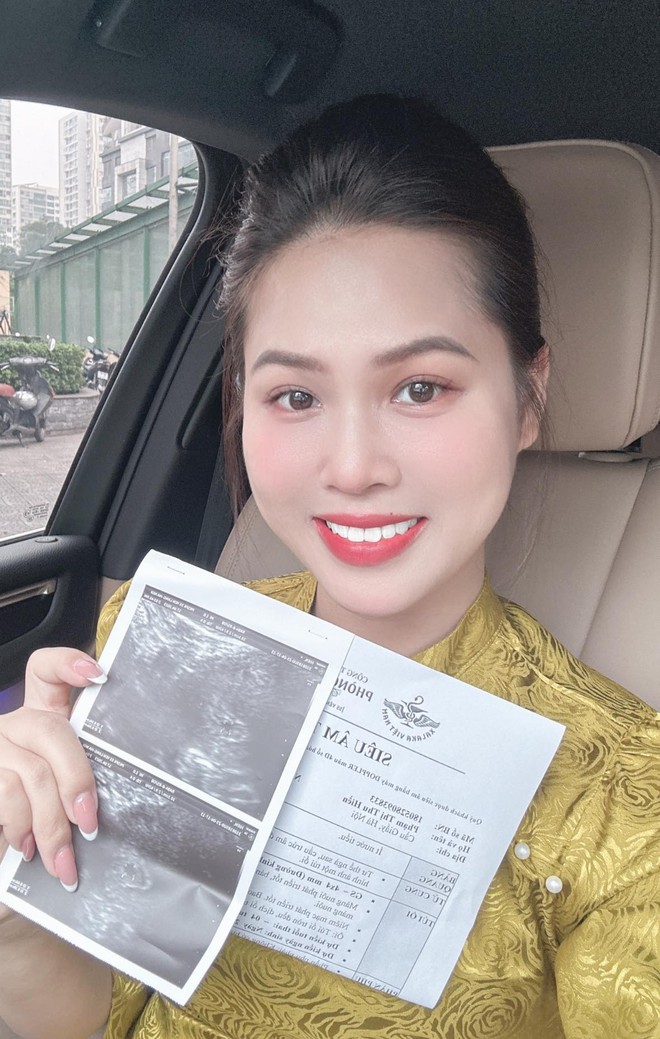 Bố mẹ chồng Hà Nội thưởng nóng 10 tỷ cho con dâu, thực hiện lời hứa 2 năm trước - Ảnh 2.