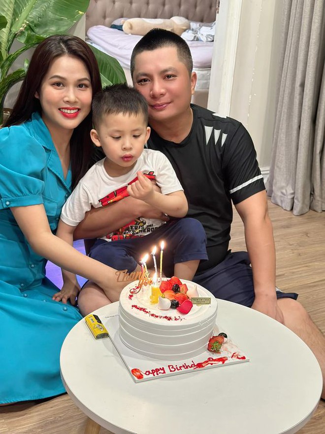 Bố mẹ chồng Hà Nội thưởng nóng 10 tỷ cho con dâu, thực hiện lời hứa 2 năm trước - Ảnh 3.