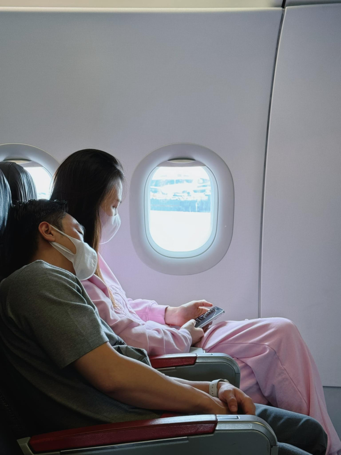 2 vợ chồng đại gia trên cùng chuyến bay nhưng trái ngược: Vợ chồng Cường Đô La giản dị, nhà Minh Nhựa miệt mài check-in - Ảnh 1.