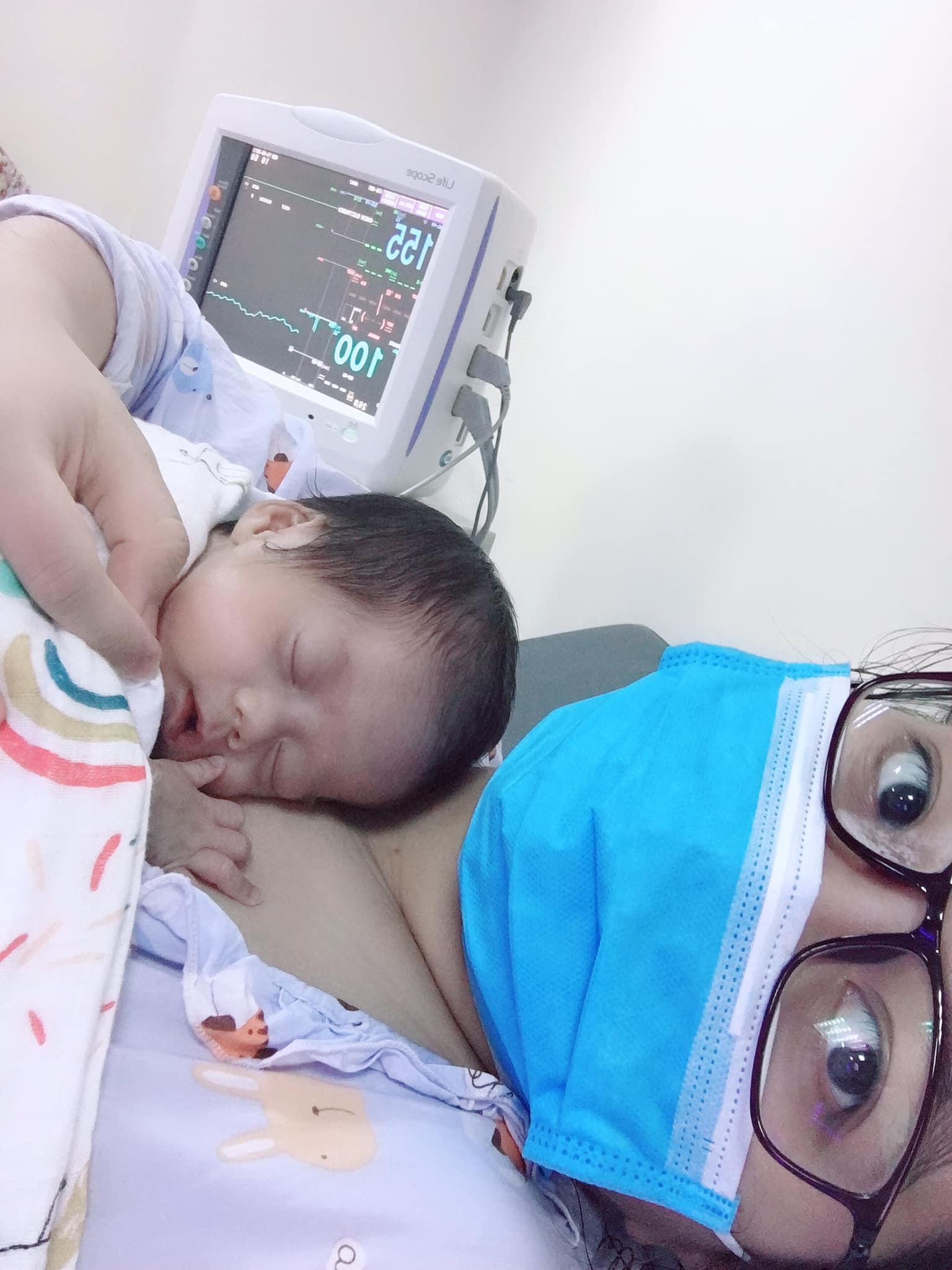 Hành trình kỳ diệu của bé sinh non 1kg, bác sĩ từng phán: "Đứa bé chết đi sống lại mấy lần, không thể tin được"- Ảnh 7.
