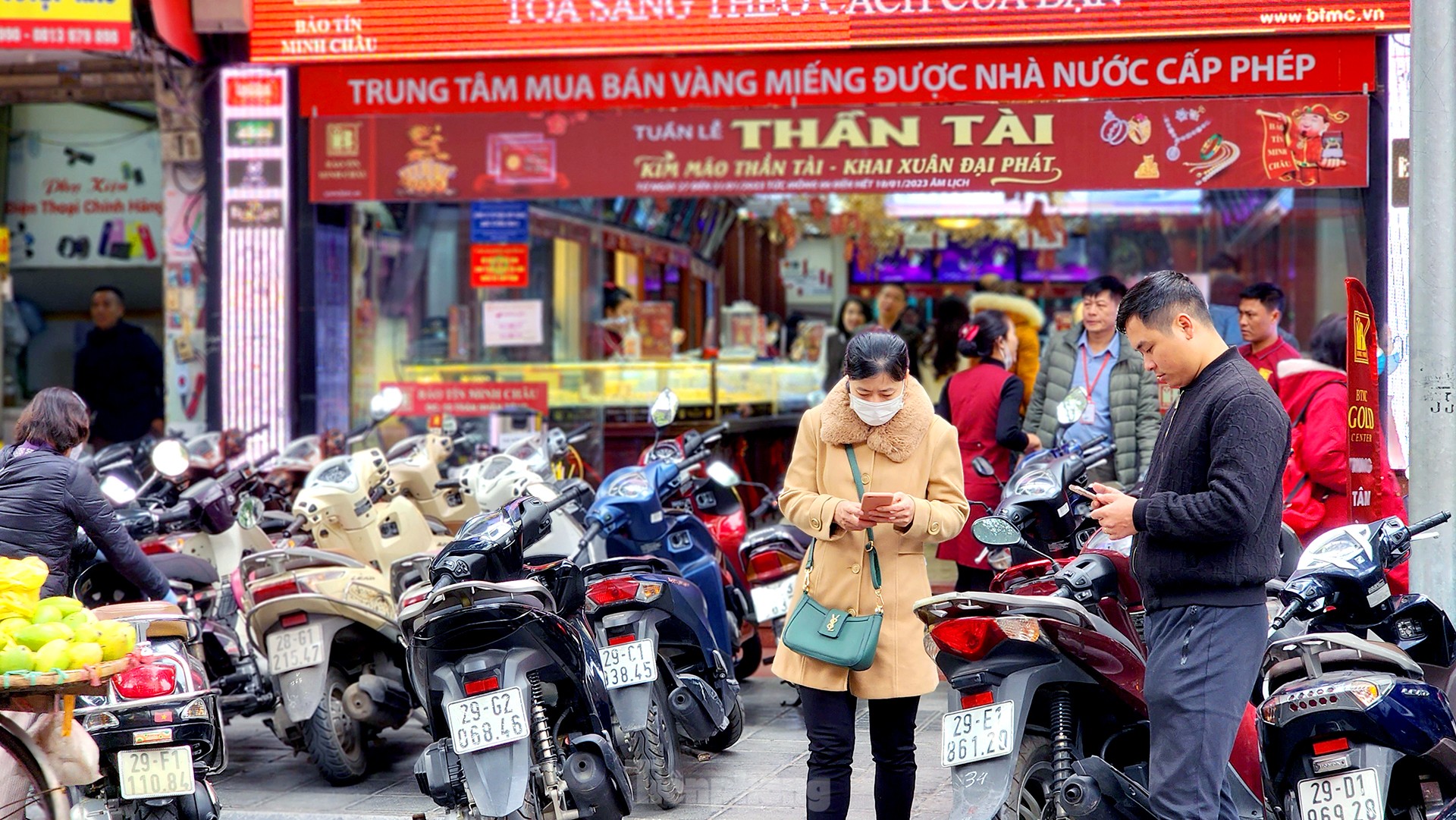 Nhiều người vẫn xếp hàng mua vàng cầu may sau ngày vía Thần tài - Ảnh 11.