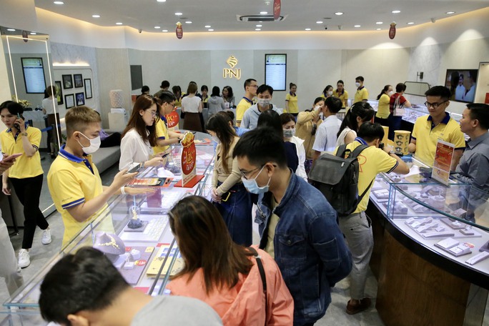 Ngày Thần Tài thay vì mua vào, nhiều người... mang cả vàng cưới đi bán! - Ảnh 1. Ngày Thần Tài thay vì mua vào, nhiều người... mang cả vàng cưới đi bán! - Ảnh 1.