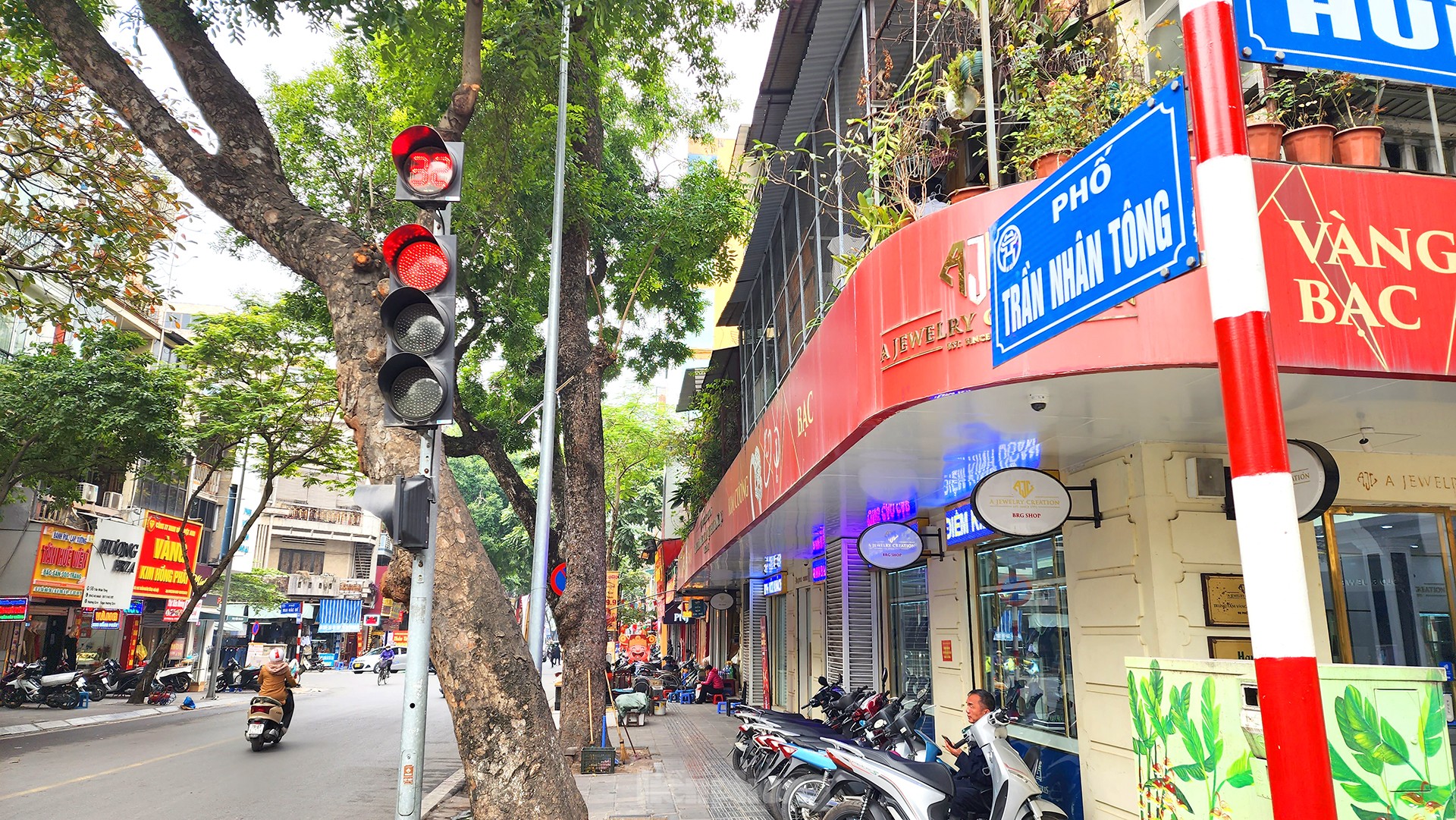 Nhiều người vẫn xếp hàng mua vàng cầu may sau ngày vía Thần tài - Ảnh 1.