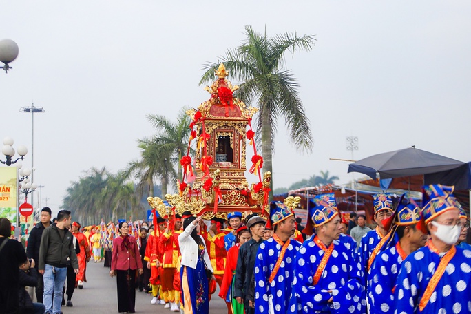 Cận cảnh lễ rước kiệu Ngọc Lộ mở đầu cho Lễ hội khai ấn Đền Trần 2023 - Ảnh 3. Cận cảnh lễ rước kiệu Ngọc Lộ mở đầu cho Lễ hội khai ấn Đền Trần 2023 - Ảnh 3.
