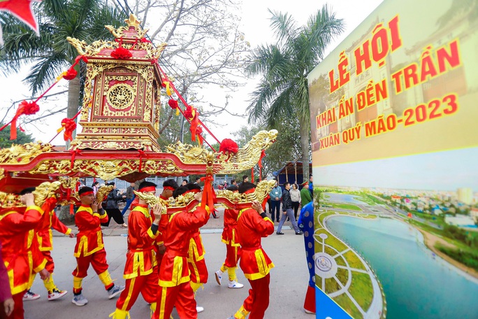 Cận cảnh lễ rước kiệu Ngọc Lộ mở đầu cho Lễ hội khai ấn Đền Trần 2023 - Ảnh 14. Cận cảnh lễ rước kiệu Ngọc Lộ mở đầu cho Lễ hội khai ấn Đền Trần 2023 - Ảnh 14.