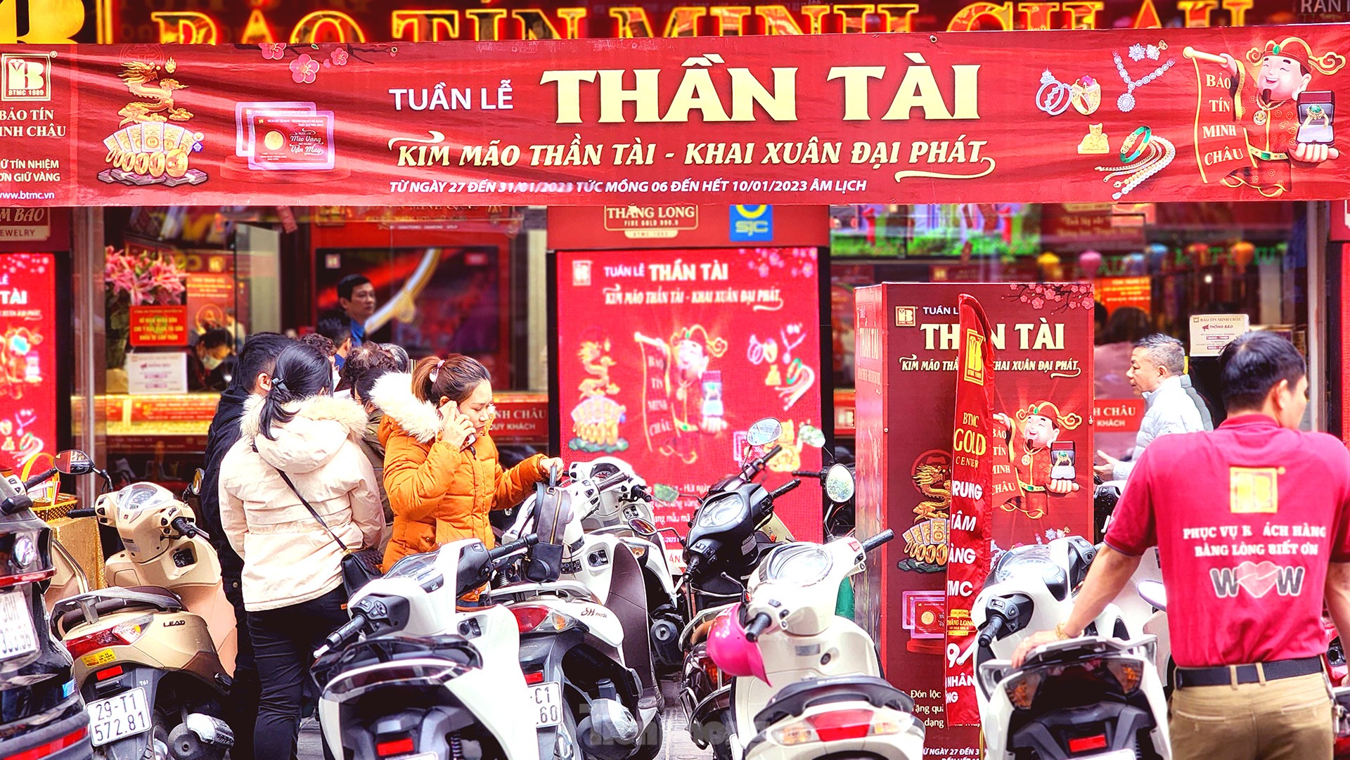 Nhiều người vẫn xếp hàng mua vàng cầu may sau ngày vía Thần tài - Ảnh 9.