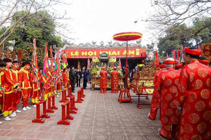 Cận cảnh lễ rước kiệu Ngọc Lộ mở đầu cho Lễ hội khai ấn Đền Trần 2023 - Ảnh 12. Cận cảnh lễ rước kiệu Ngọc Lộ mở đầu cho Lễ hội khai ấn Đền Trần 2023 - Ảnh 12.