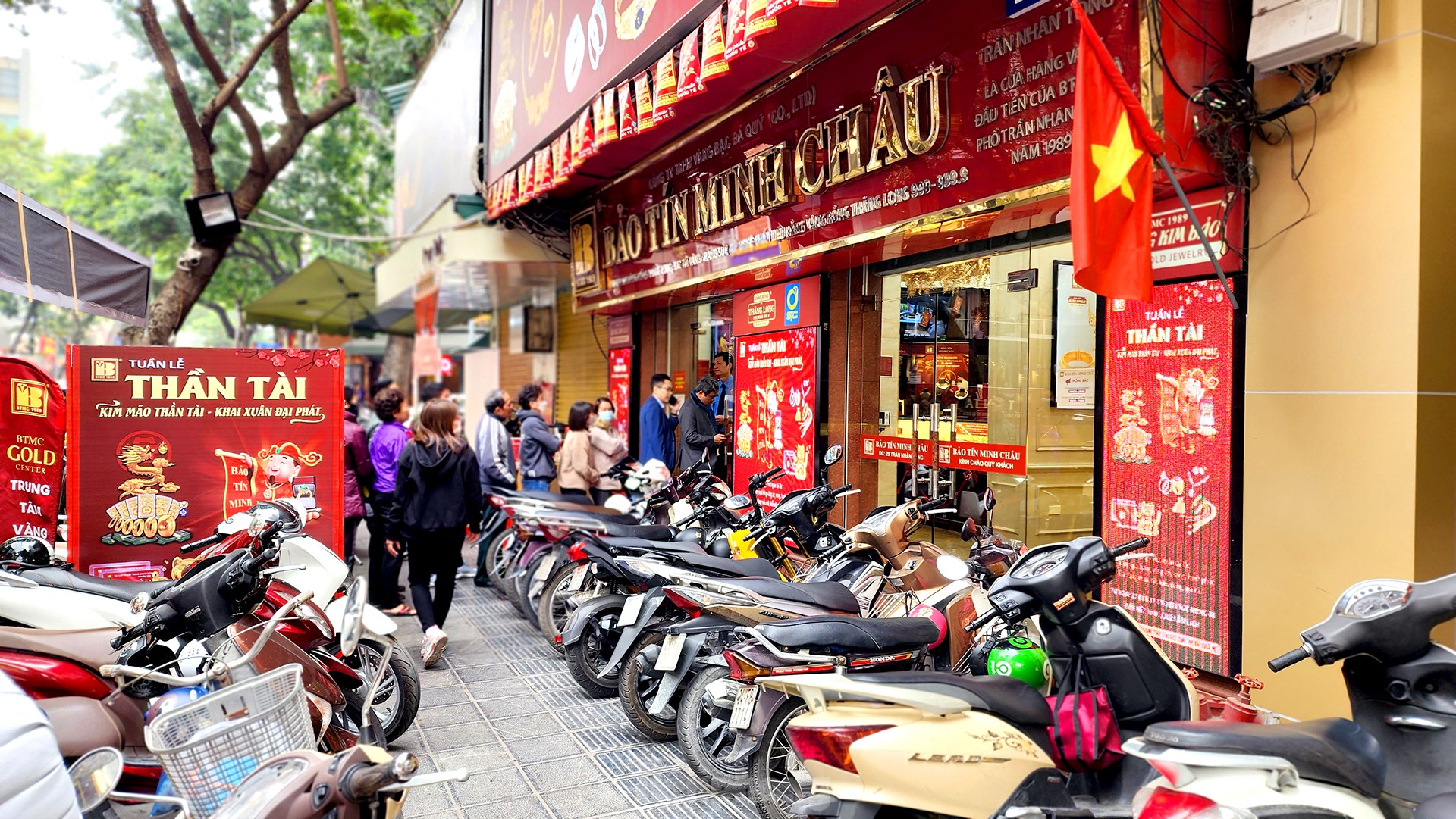 Nhiều người vẫn xếp hàng mua vàng cầu may sau ngày vía Thần tài - Ảnh 7.