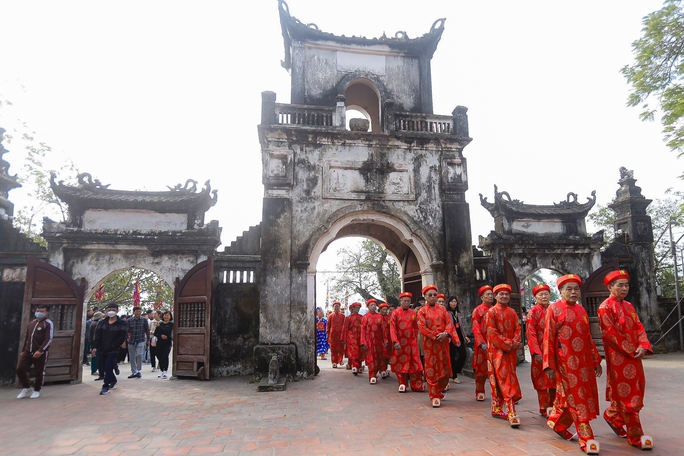 Cận cảnh lễ rước kiệu Ngọc Lộ mở đầu cho Lễ hội khai ấn Đền Trần 2023 - Ảnh 10. Cận cảnh lễ rước kiệu Ngọc Lộ mở đầu cho Lễ hội khai ấn Đền Trần 2023 - Ảnh 10.