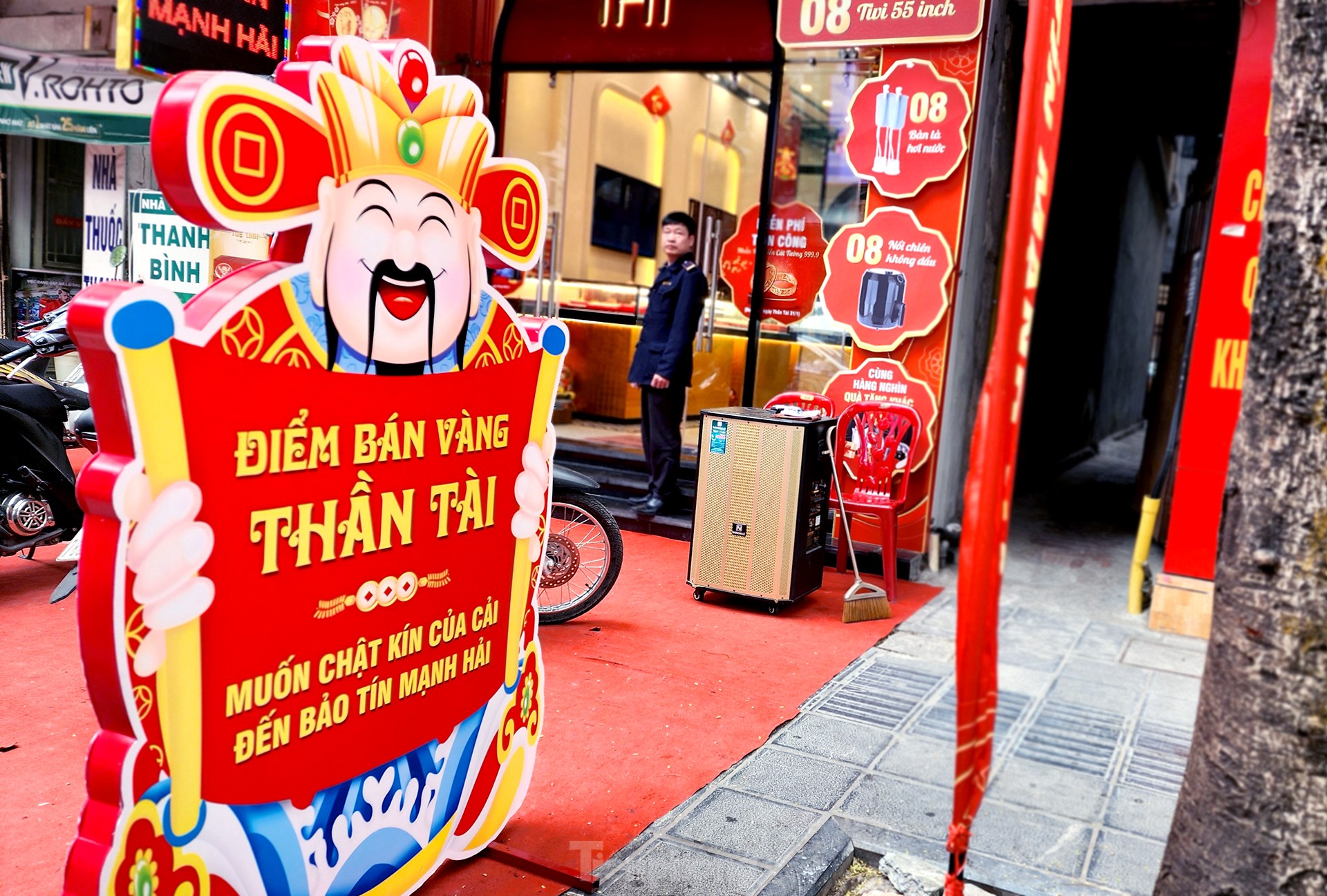 Nhiều người vẫn xếp hàng mua vàng cầu may sau ngày vía Thần tài - Ảnh 5.