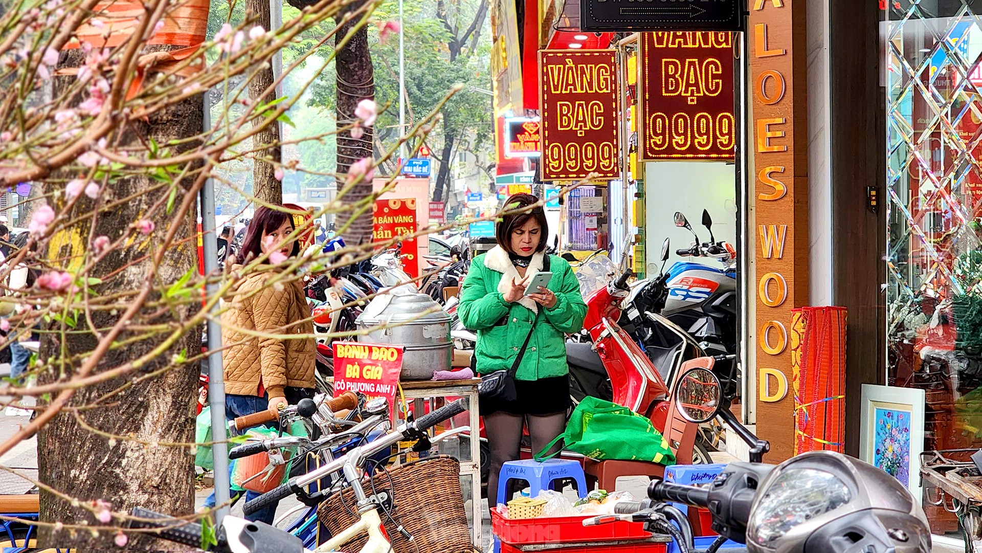 Nhiều người vẫn xếp hàng mua vàng cầu may sau ngày vía Thần tài - Ảnh 4.