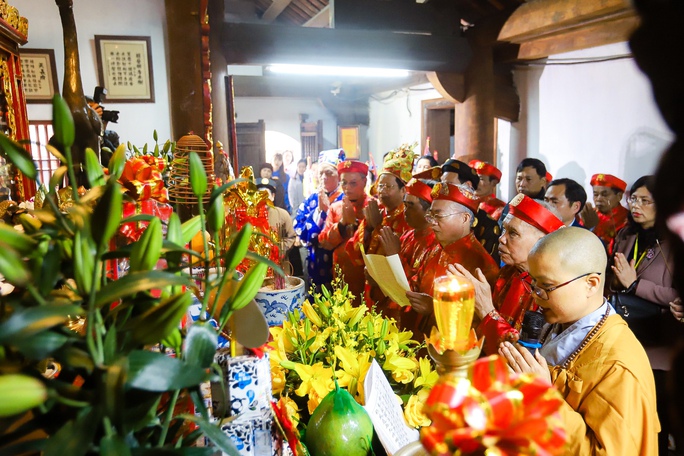 Cận cảnh lễ rước kiệu Ngọc Lộ mở đầu cho Lễ hội khai ấn Đền Trần 2023 - Ảnh 7. Cận cảnh lễ rước kiệu Ngọc Lộ mở đầu cho Lễ hội khai ấn Đền Trần 2023 - Ảnh 7.