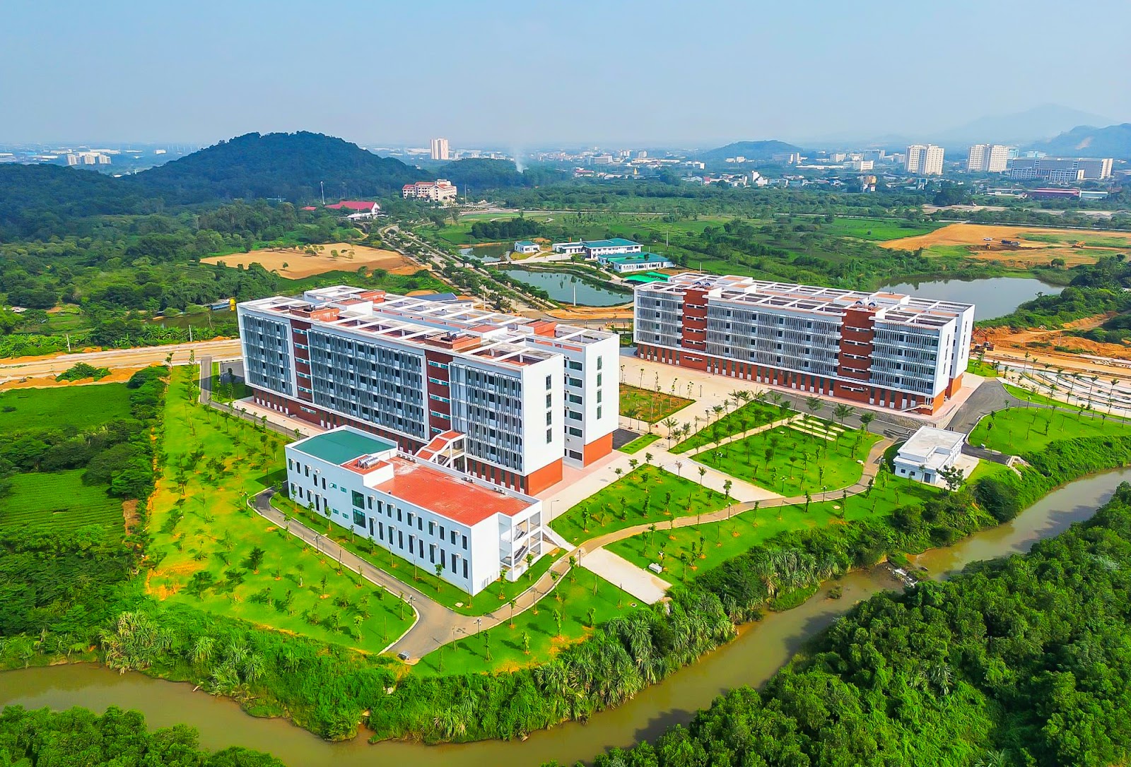 Đại học rộng nhất, đại lộ lớn nhất và loạt công ty tỷ USD ở nơi muốn thành thành phố trực thuộc Thủ đô - Ảnh 7. Đại học rộng nhất, đại lộ lớn nhất và loạt công ty tỷ USD ở nơi muốn thành thành phố trực thuộc Thủ đô - Ảnh 7.