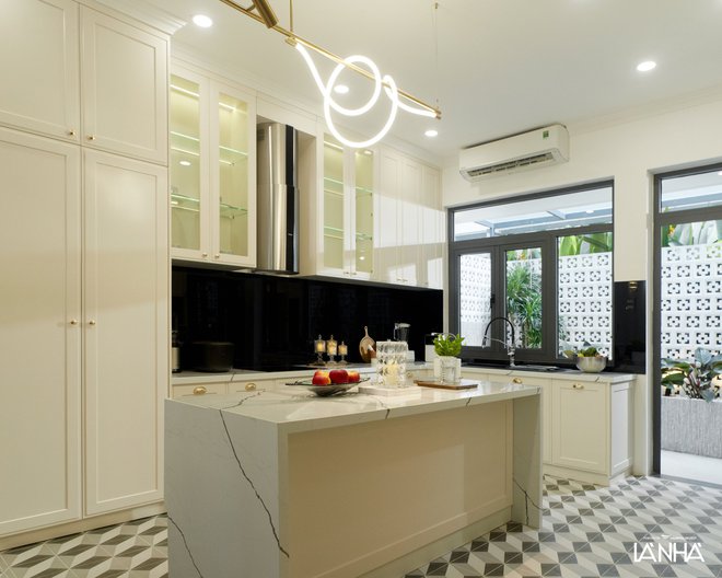 Ngắm nghía những căn bếp vạn người mê: Căn của Diệp Lâm Anh nổi bật sắc trắng đẳng cấp, nhà thơ trẻ lại thích phong cách thô mộc - Ảnh 1.