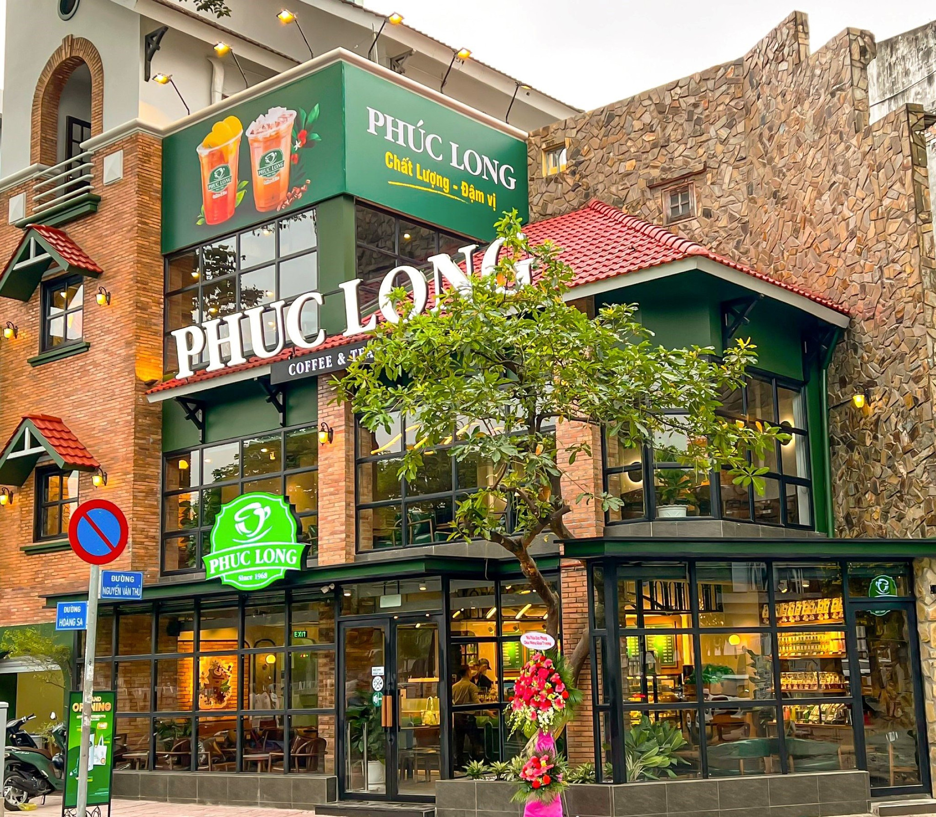 Masan có vỡ mộng sau cuộc đua trend mở ồ ạt kiosk Phúc Long: Không chỗ ngồi, menu đơn giản, khách hàng thờ ơ, biên lợi nhuận thấp? - Ảnh 4. Masan có vỡ mộng sau cuộc đua trend mở ồ ạt kiosk Phúc Long: Không chỗ ngồi, menu đơn giản, khách hàng thờ ơ, biên lợi nhuận thấp? - Ảnh 4.