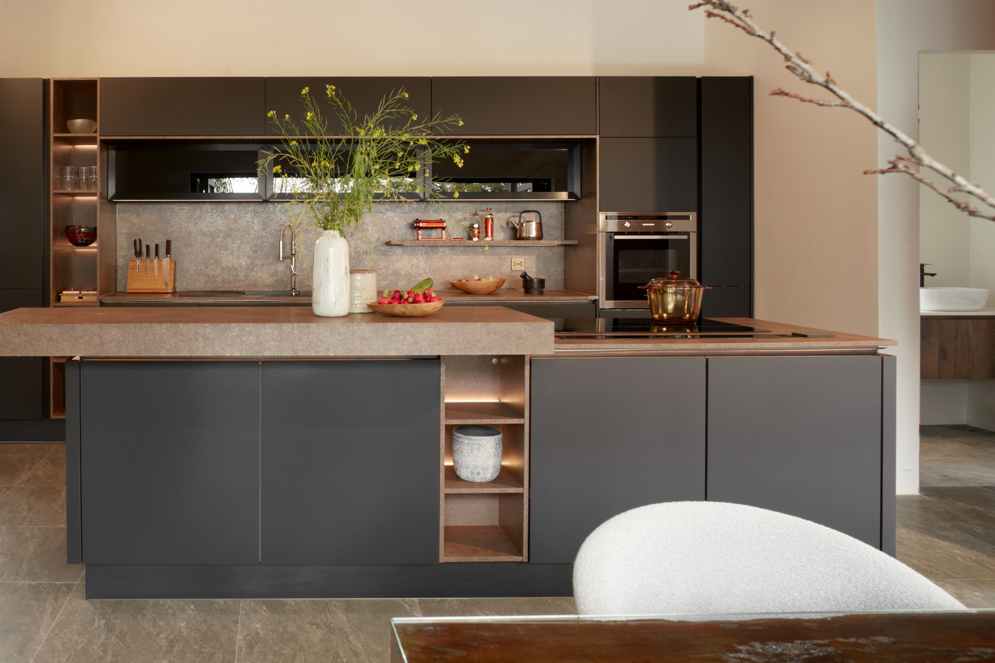 Ngắm nghía những căn bếp vạn người mê: Căn của Diệp Lâm Anh nổi bật sắc trắng đẳng cấp, nhà thơ trẻ lại thích phong cách thô mộc - Ảnh 9.