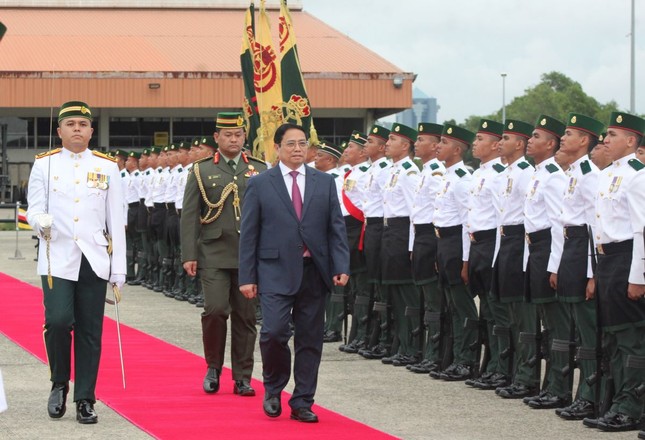 Lễ đón chính thức Thủ tướng Phạm Minh Chính và Phu nhân thăm Brunei - Ảnh 1.