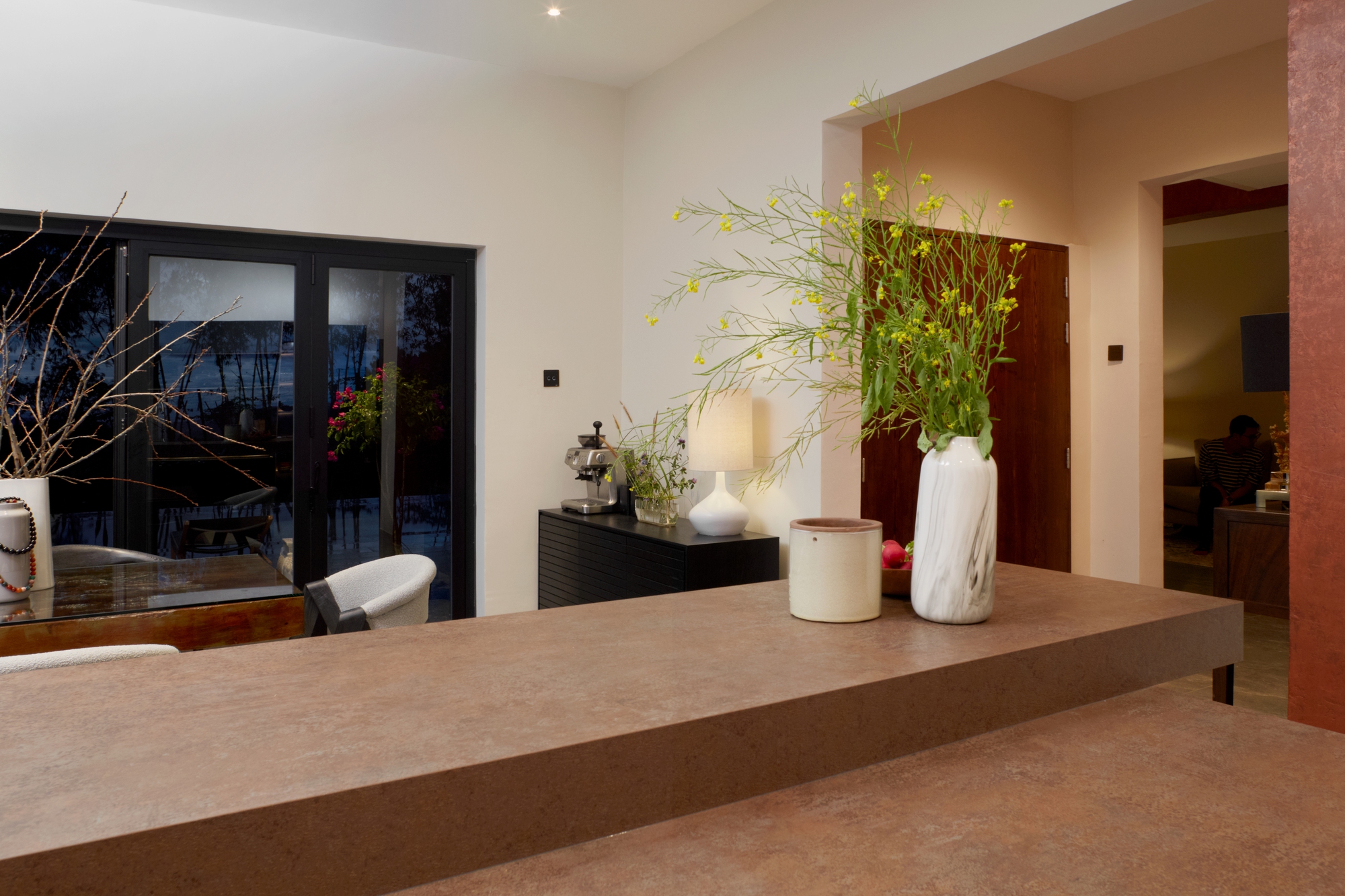 Ngắm nghía những căn bếp vạn người mê: Căn của Diệp Lâm Anh nổi bật sắc trắng đẳng cấp, nhà thơ trẻ lại thích phong cách thô mộc - Ảnh 8.