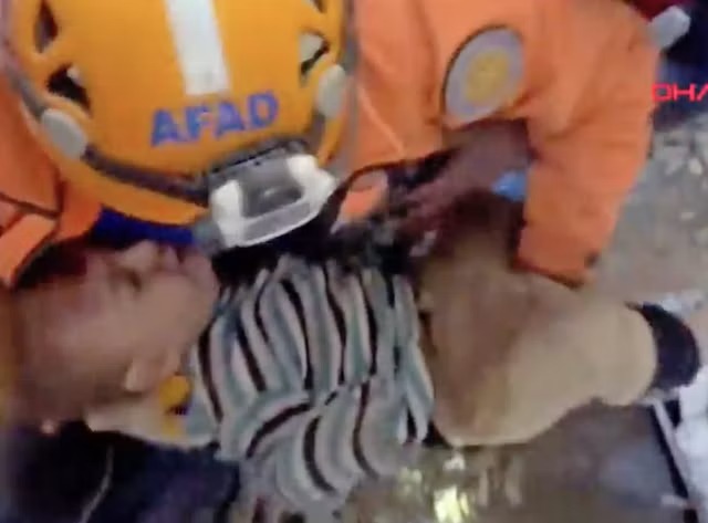Điều kỳ diệu trong thảm họa động đất Thổ Nhĩ Kỳ - Syria: Bé trai 2 tuổi sống sót sau 78 tiếng bị chôn vùi dưới đống đổ nát - Ảnh 3.