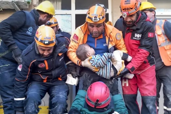 Điều kỳ diệu trong thảm họa động đất Thổ Nhĩ Kỳ - Syria: Bé trai 2 tuổi sống sót sau 78 tiếng bị chôn vùi dưới đống đổ nát - Ảnh 2.