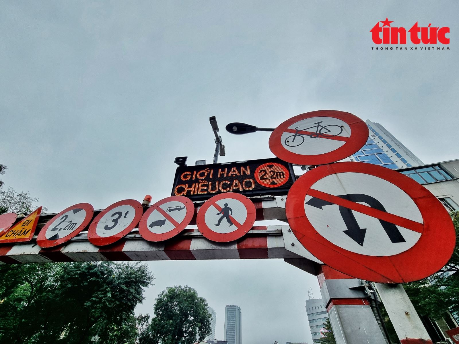Cận cảnh biển báo thông minh tại các 'điểm đen' giao thông ở Hà Nội