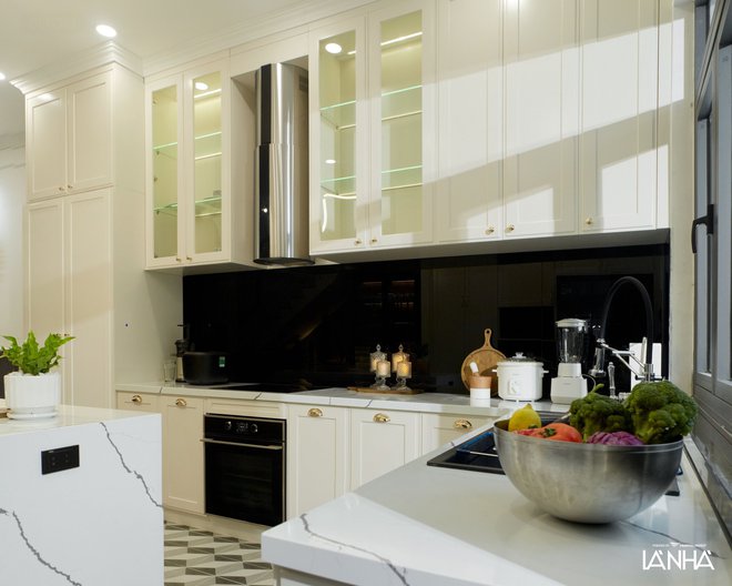 Ngắm nghía những căn bếp vạn người mê: Căn của Diệp Lâm Anh nổi bật sắc trắng đẳng cấp, nhà thơ trẻ lại thích phong cách thô mộc - Ảnh 2.