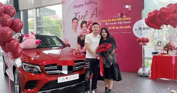 Những món quà Valentine của chồng nhà người ta: Có anh tặng xe sang hơn 3 tỷ, có anh chuyển khoản 300 triệu liền tay - Ảnh 9.