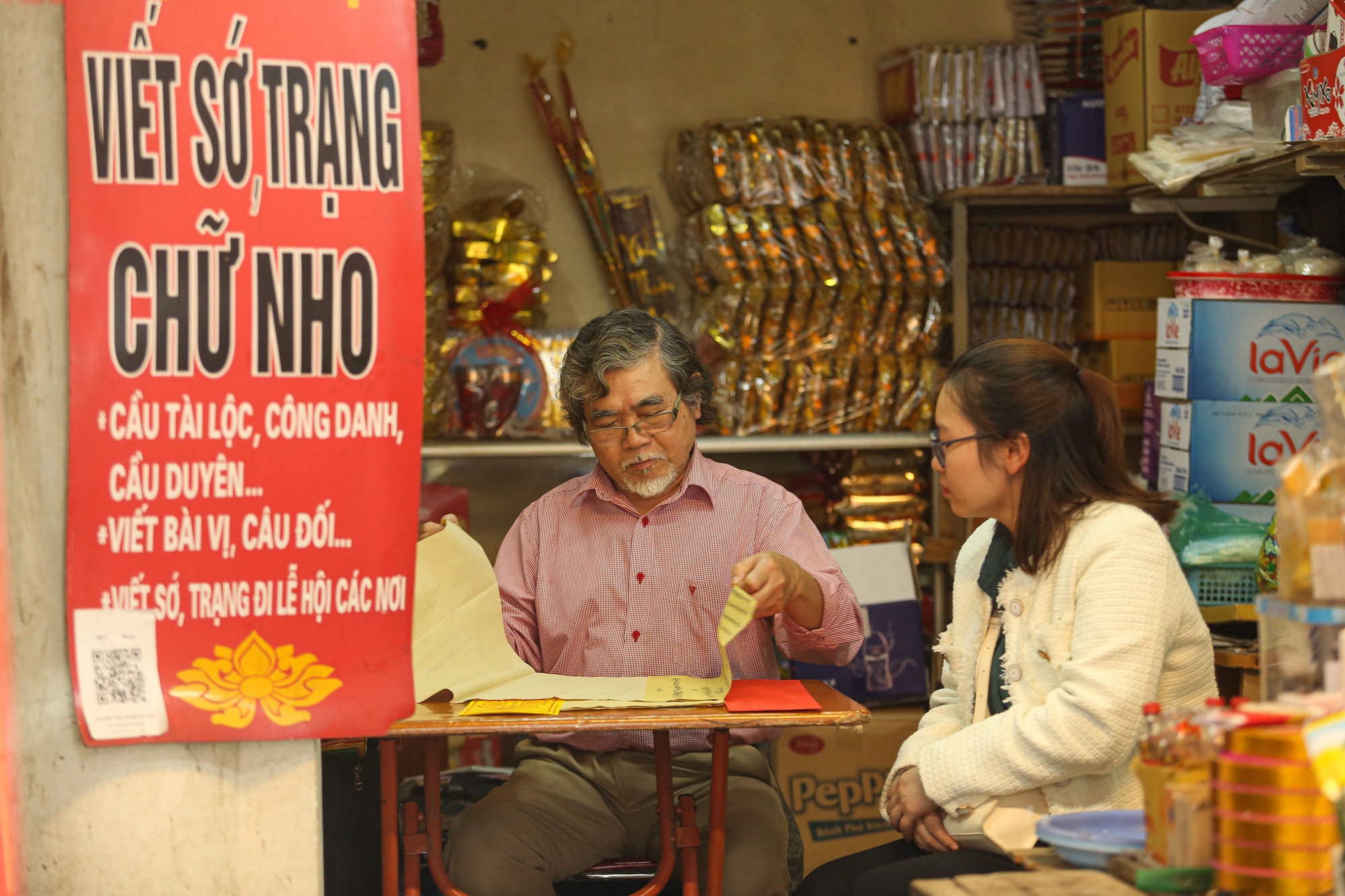 Trước Valentine, chùa Hà lại đông đúc bạn trẻ kéo đến cầu duyên - Ảnh 3. Trước Valentine, chùa Hà lại đông đúc bạn trẻ kéo đến cầu duyên - Ảnh 3.