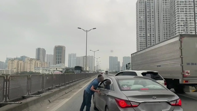 Xác minh tài xế xe sang Porsche chặn đầu, nhổ nước bọt vào xe khác - Ảnh 1. Xác minh tài xế xe sang Porsche chặn đầu, nhổ nước bọt vào xe khác - Ảnh 1.