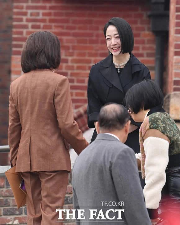  Lee Young Ae gây sốt ở đám cưới gia tộc Hyundai, ai dè bị khí chất của nữ MC kiêm con dâu nức tiếng giới tài phiệt đè bẹp  - Ảnh 8.
