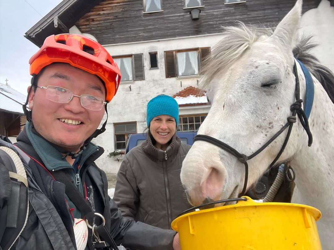 Chàng trai Trung Quốc bỗng dưng quyết định cưỡi ngựa từ châu Âu sang châu Á - Ảnh 1. Chàng trai Trung Quốc bỗng dưng quyết định cưỡi ngựa từ châu Âu sang châu Á - Ảnh 1.