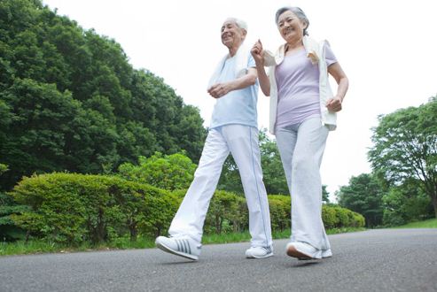 Tốc độ đi bộ nói gì về tuổi thọ của bạn? Nghiên cứu chỉ ra: Người đi nhanh và người đi chậm có thể khác biệt tới 15 năm - Ảnh 1.